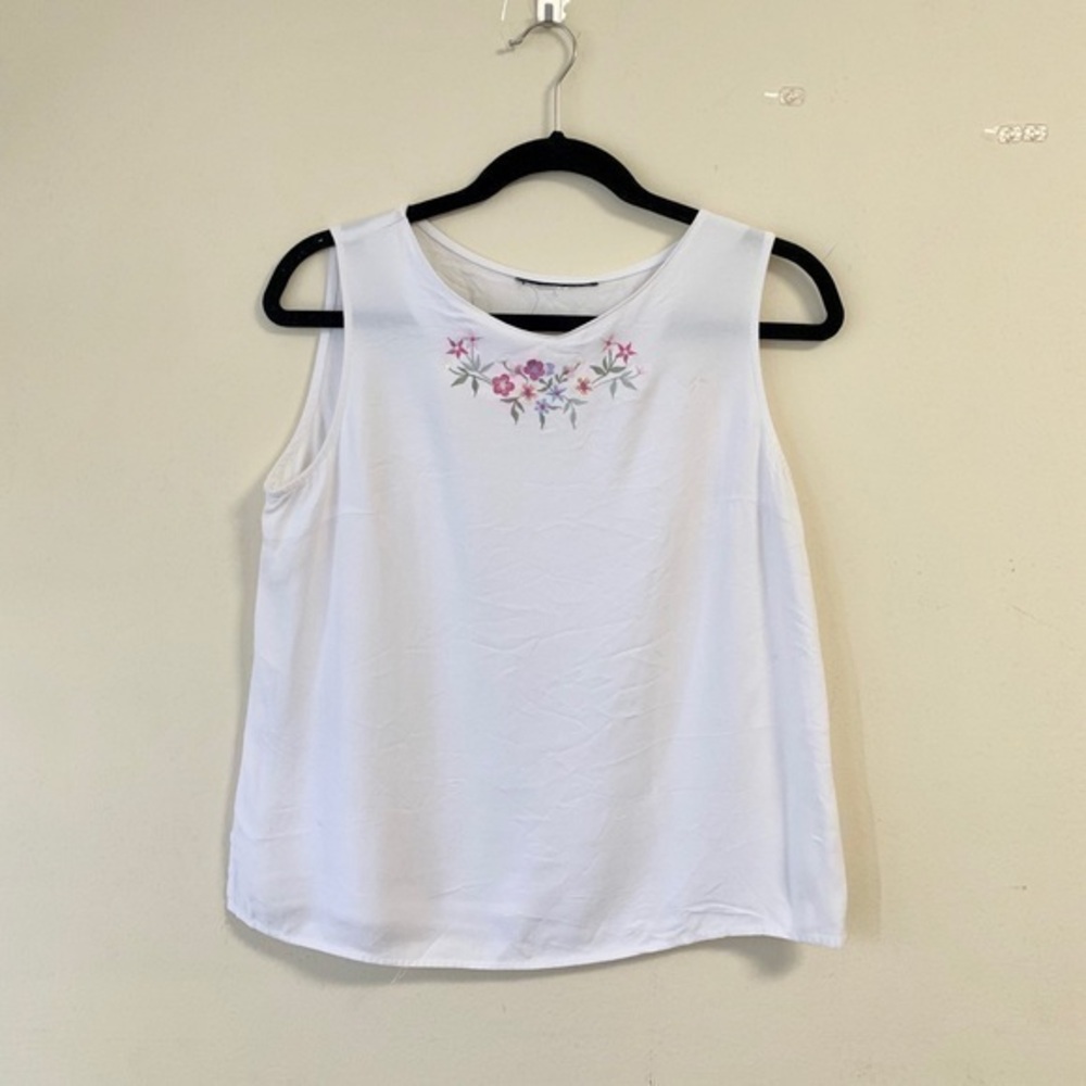 🔴 White tank with Embroidered flowers MUST BUNDLE 2+ ITEMS TO PURCHASE